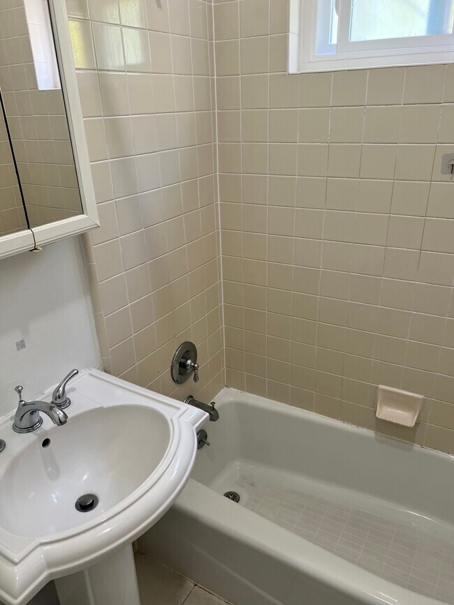 Building Photo - 625 S Dunsmuir Ave