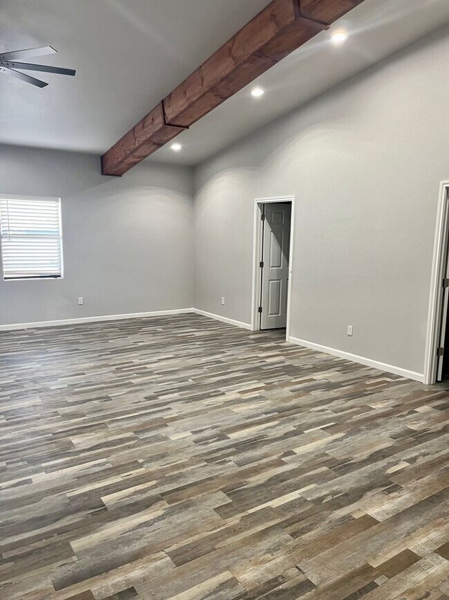 Building Photo - 3 Bedroom 2 Bathroom