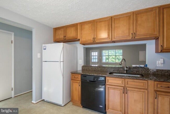 Foto del edificio - 8334 Windfall Rd