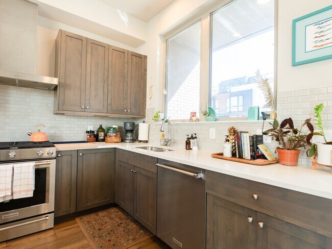 Building Photo - 3 Bedroom Townhome with Private Rooftop in...