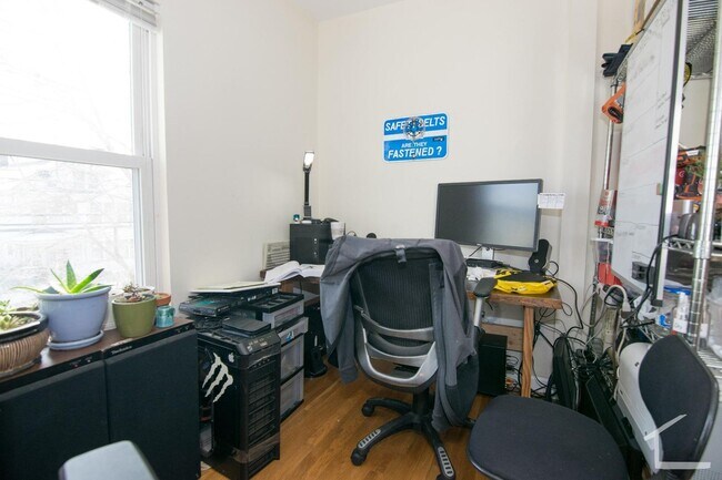 Foto del edificio - Nicely renovated 4 bed in a prime location...
