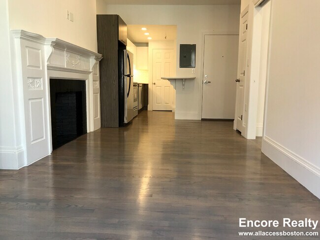 Building Photo - 503 Beacon St