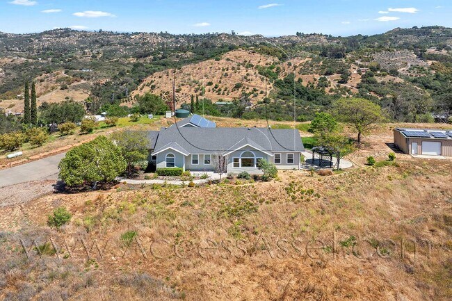 Foto del edificio - Designer Single-Story Home with Gourmet Kitchen & Mountain Views