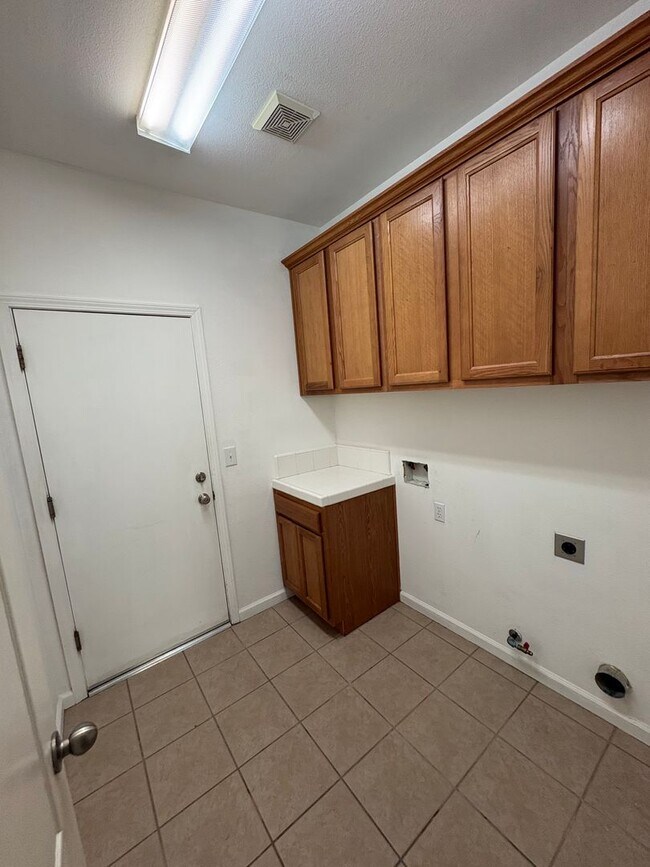 Foto del edificio - Spacious Tulare Home Available Now!