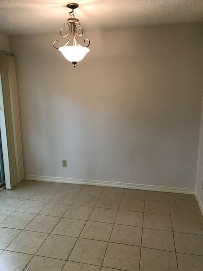 Foto del edificio - Excellent Town Home Near Campus!