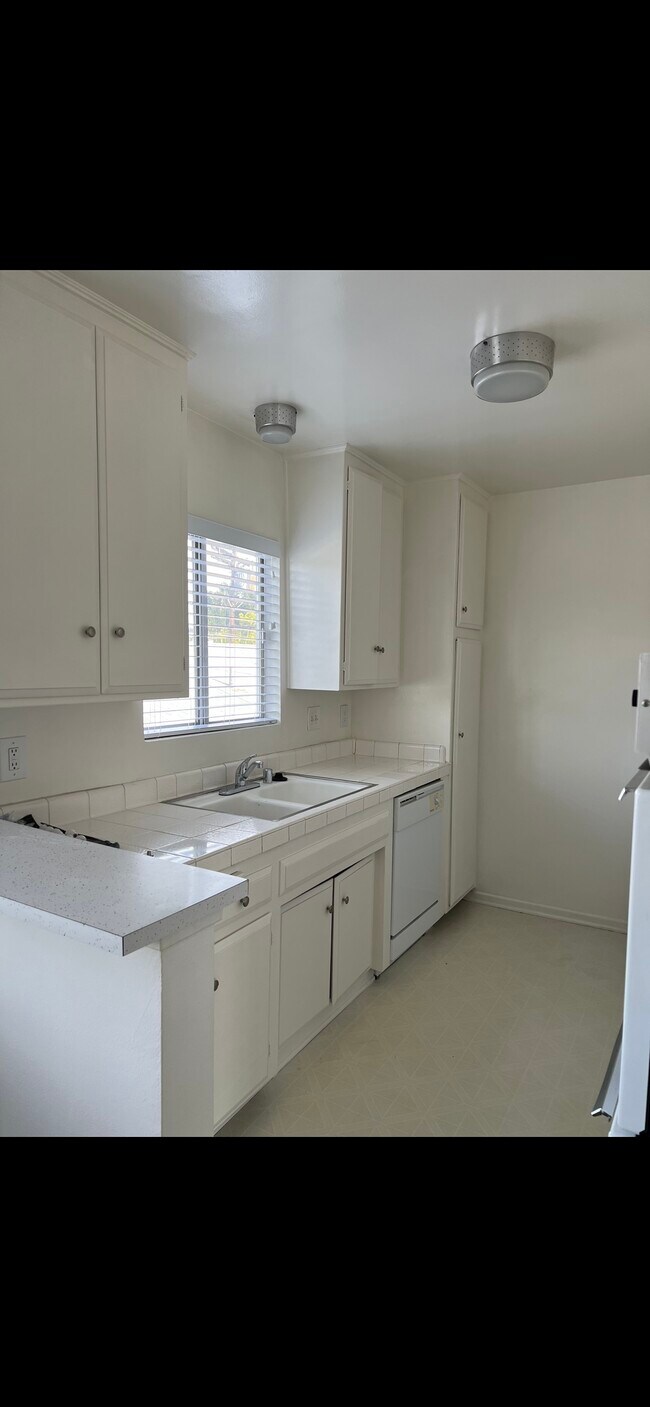 Building Photo - 12558 Moorpark St