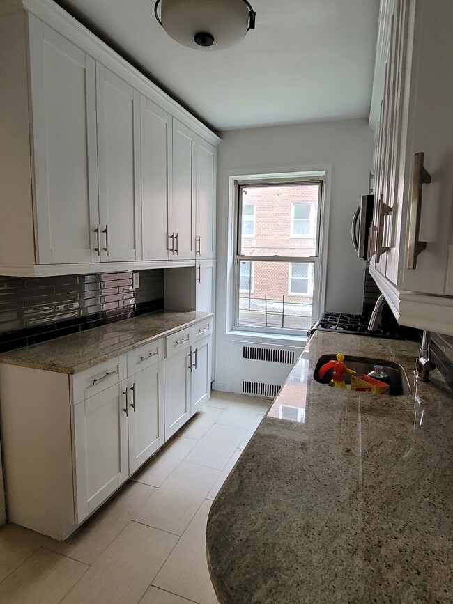 Building Photo - Beautiful 2 bedroom coop in Forest Hills