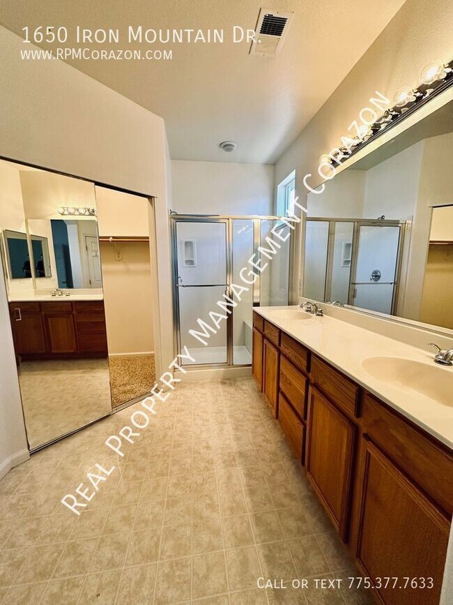 Building Photo - 3 bed 2 bath 2 car garage in gated south R...