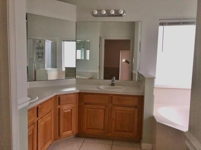 Foto del edificio - MOVE IN NOW-OVIEDO RENTAL HOME IN GATED COMMUNITY!  Beautiful one story 4 bed 2ba home with 2 car...