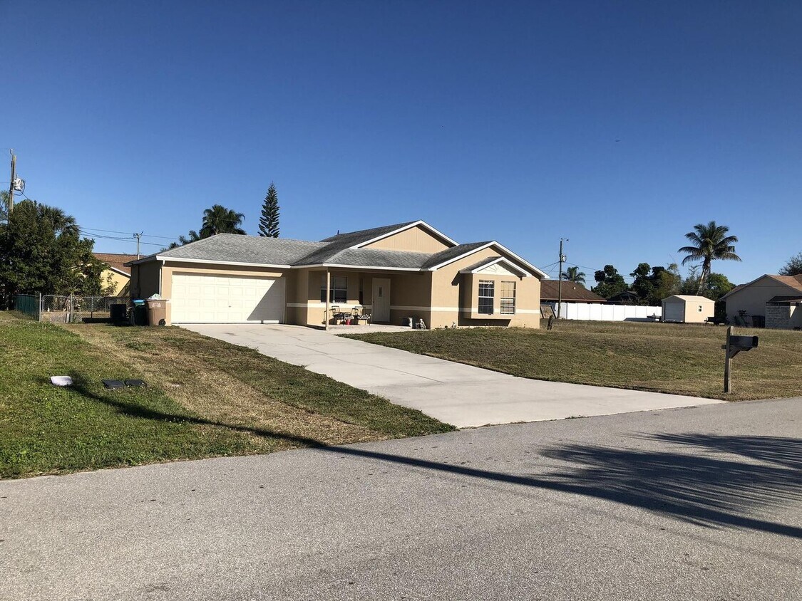 Building Photo - 3 bedroom 2 bathroom single family home