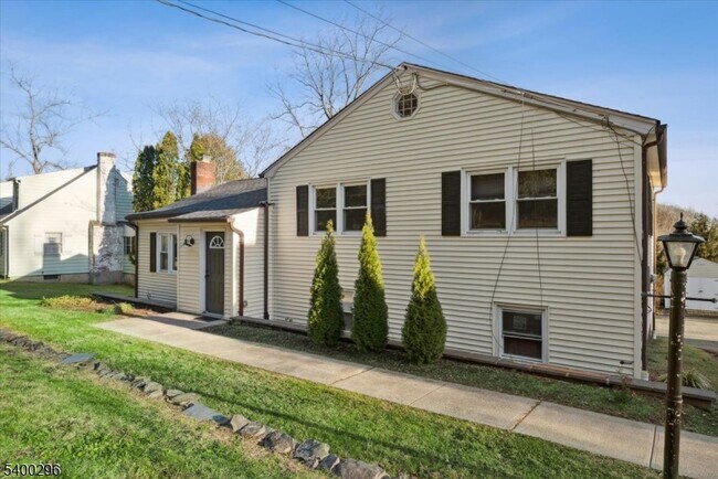 Building Photo - 272 Mt Kemble Ave