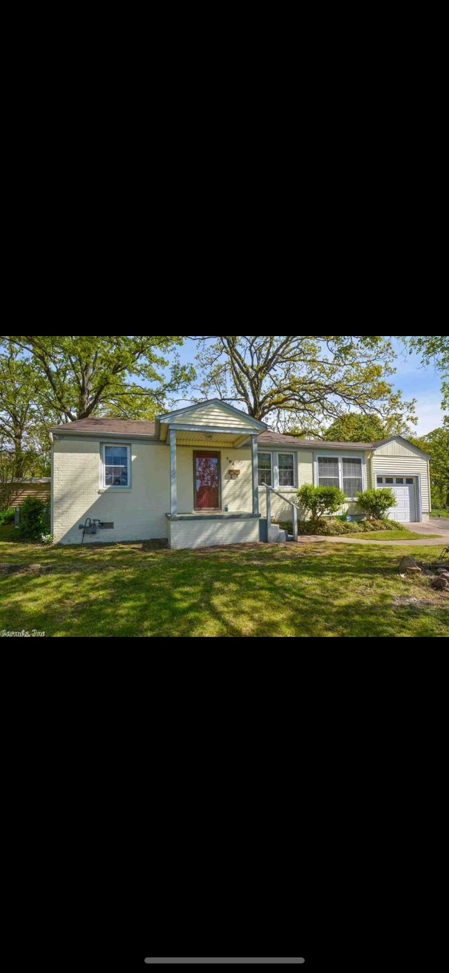 Building Photo - 704 Country Club Rd