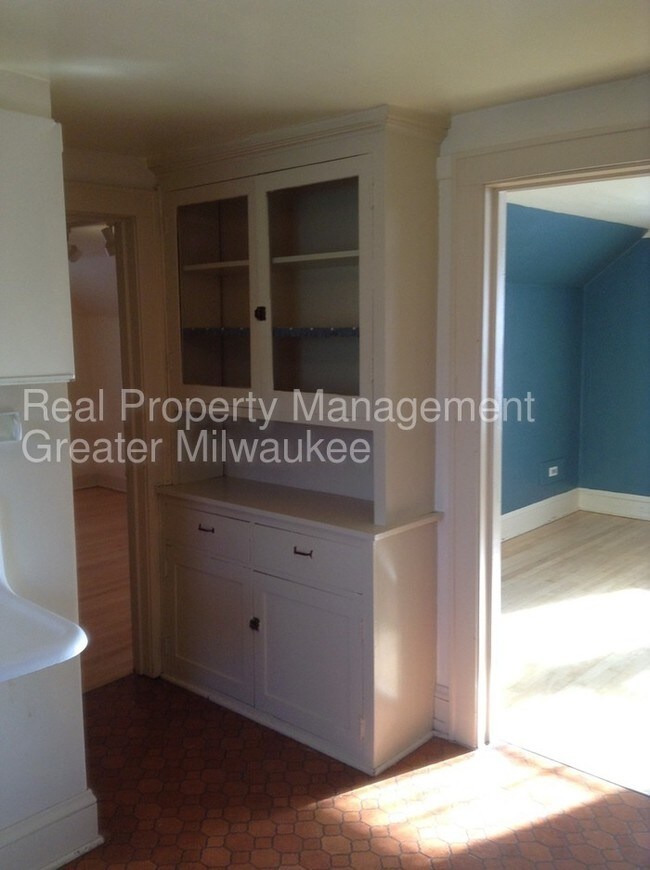 Building Photo - One Bedroom Upper Wauwatosa Duplex!