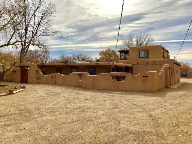Building Photo - 565 W Ella Dr