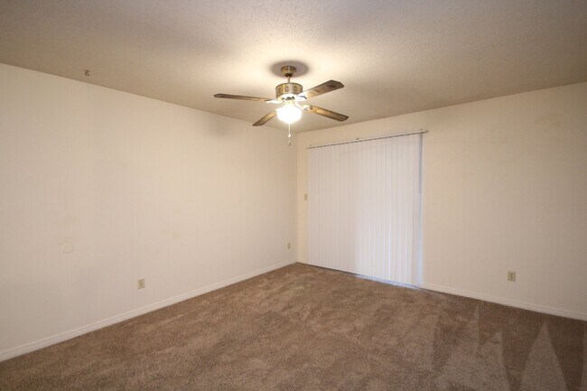 Foto del edificio - Second-Floor 2 Bedroom Home Near Patricia ...
