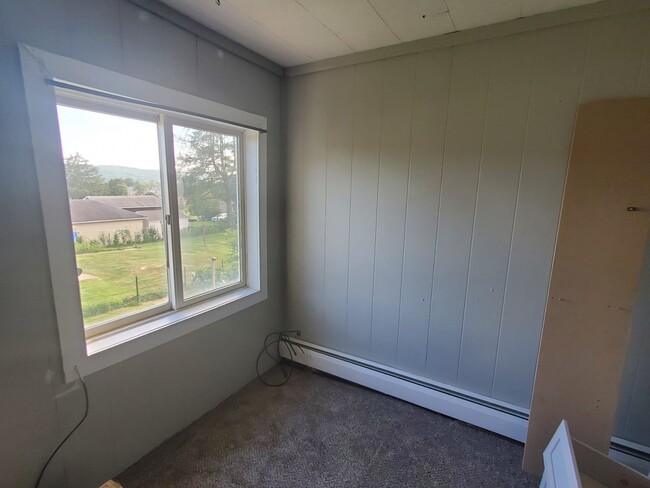 bedroom 1 - 186 N 7th St