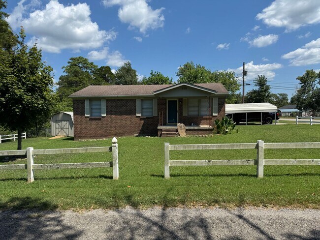 Building Photo - Cute country house off Carthage Hwy!