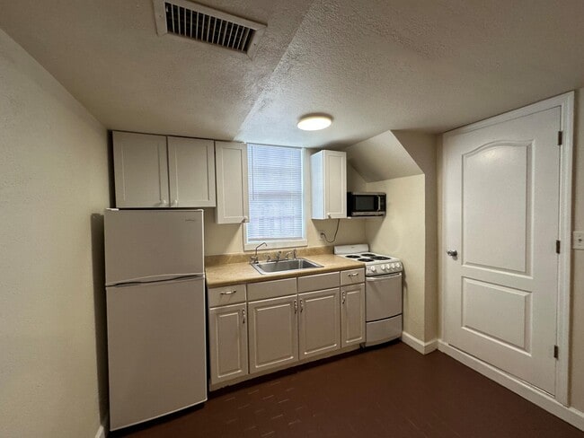 Building Photo - 227 Foresteria Dr