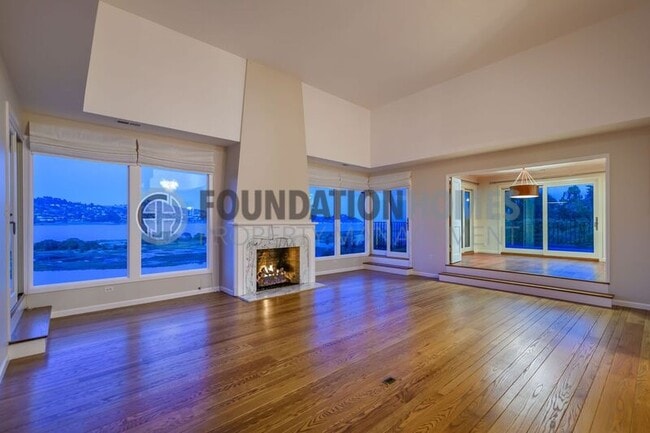 Building Photo - 325 E Strawberry Dr