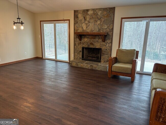 Foto del edificio - 332 Brooke Wood Dr