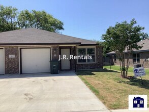Building Photo - 911 Brookview Dr