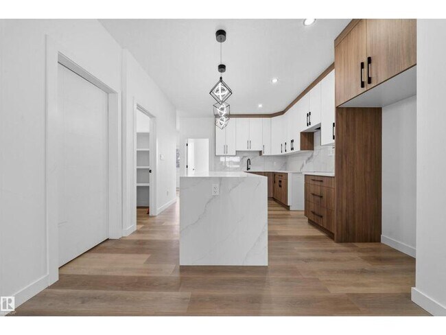 Photo du bâtiment - 5213-104A 104a St NW