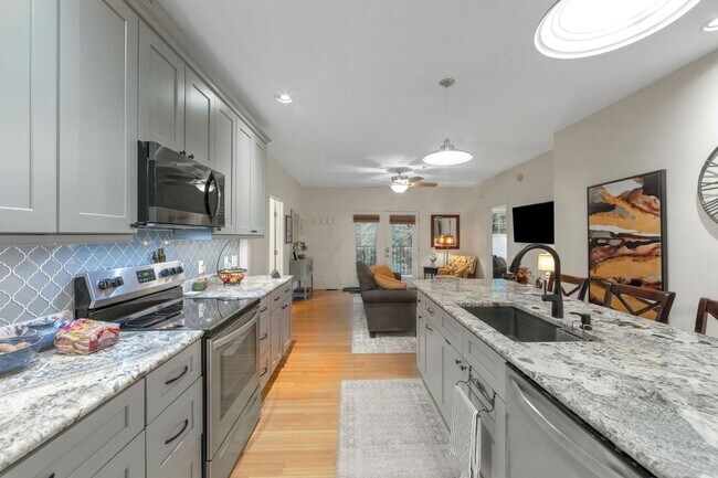 Foto del edificio - Charming 2BR Condo in Asheville