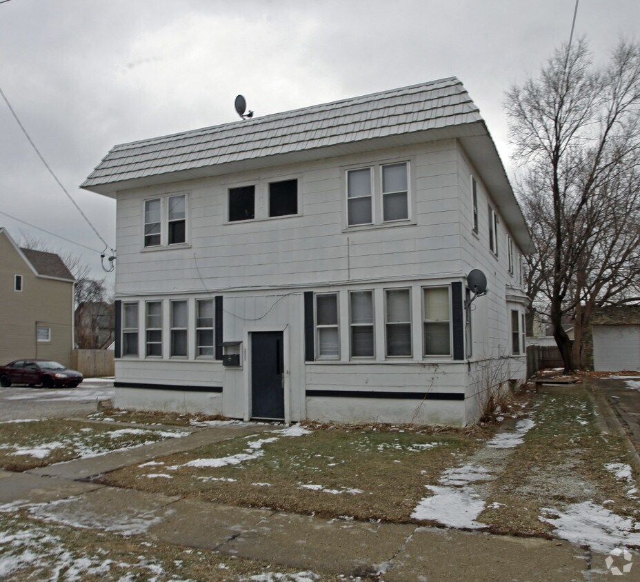 20232025 56th St, Kenosha, WI 53140 Apartments in Kenosha, WI