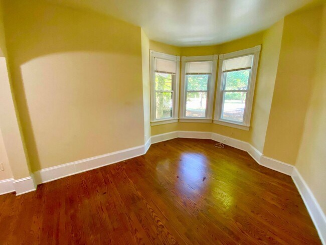 Foto del edificio - 5009 Roland Ave