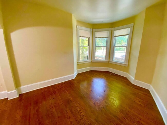 Building Photo - 5009 Roland Ave