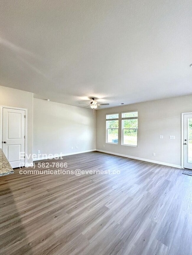 Building Photo - 3 Bed, 2.5 Bath Townhome with Attached Garage and Modern Amenities / voucher accepted / Pet-frien...