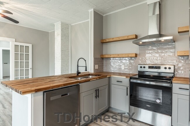 Building Photo - 1102 S 11th St