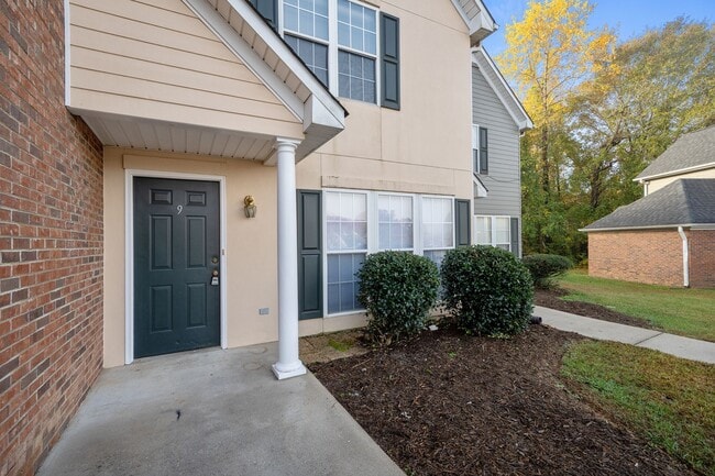 Building Photo - Freshly Renovated 2 BR, 2.5 BA Townhome Ce...
