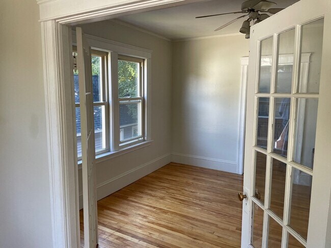 Building Photo - 154 Lovell St