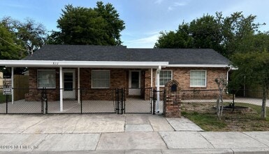 Building Photo - 822 E 60th St