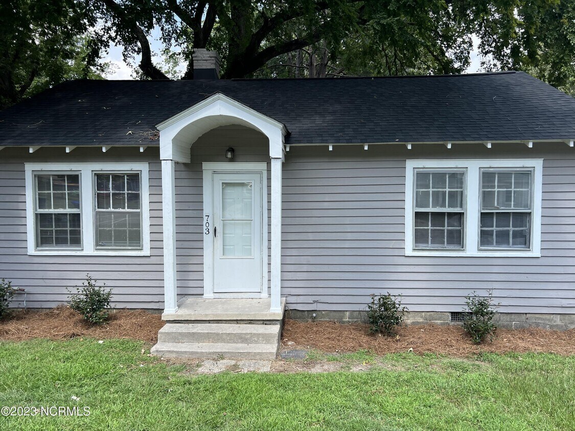 Foto principal - 703 E 1st St