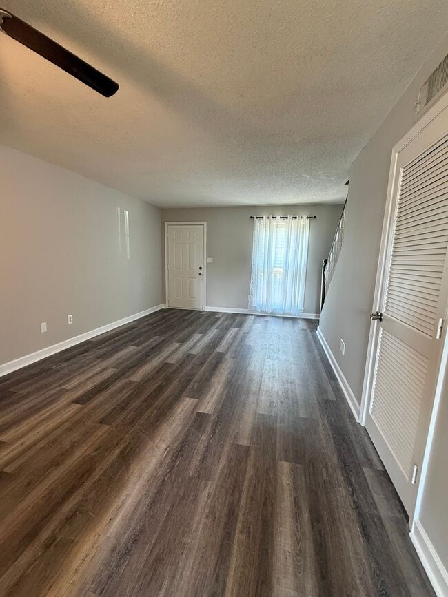Building Photo - 2BR/2.5BA Townhouse