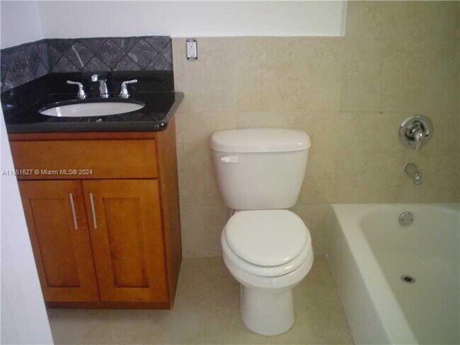 Building Photo - 2880 Pine Tree Dr