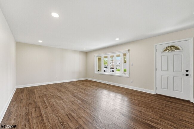 Foto del edificio - 3 Cypress Rd