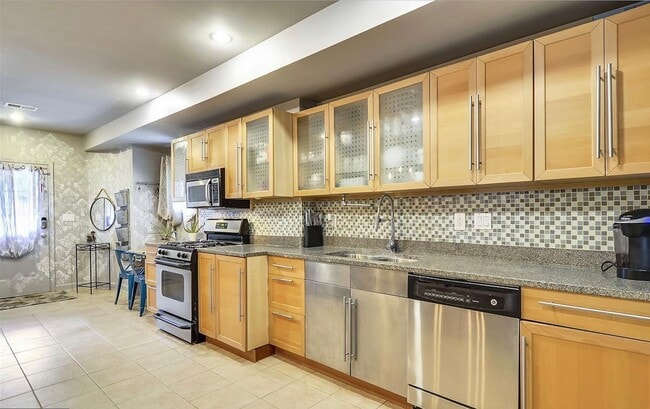 Building Photo - Spacious 2BR/2.5BTH English Basement Apart...