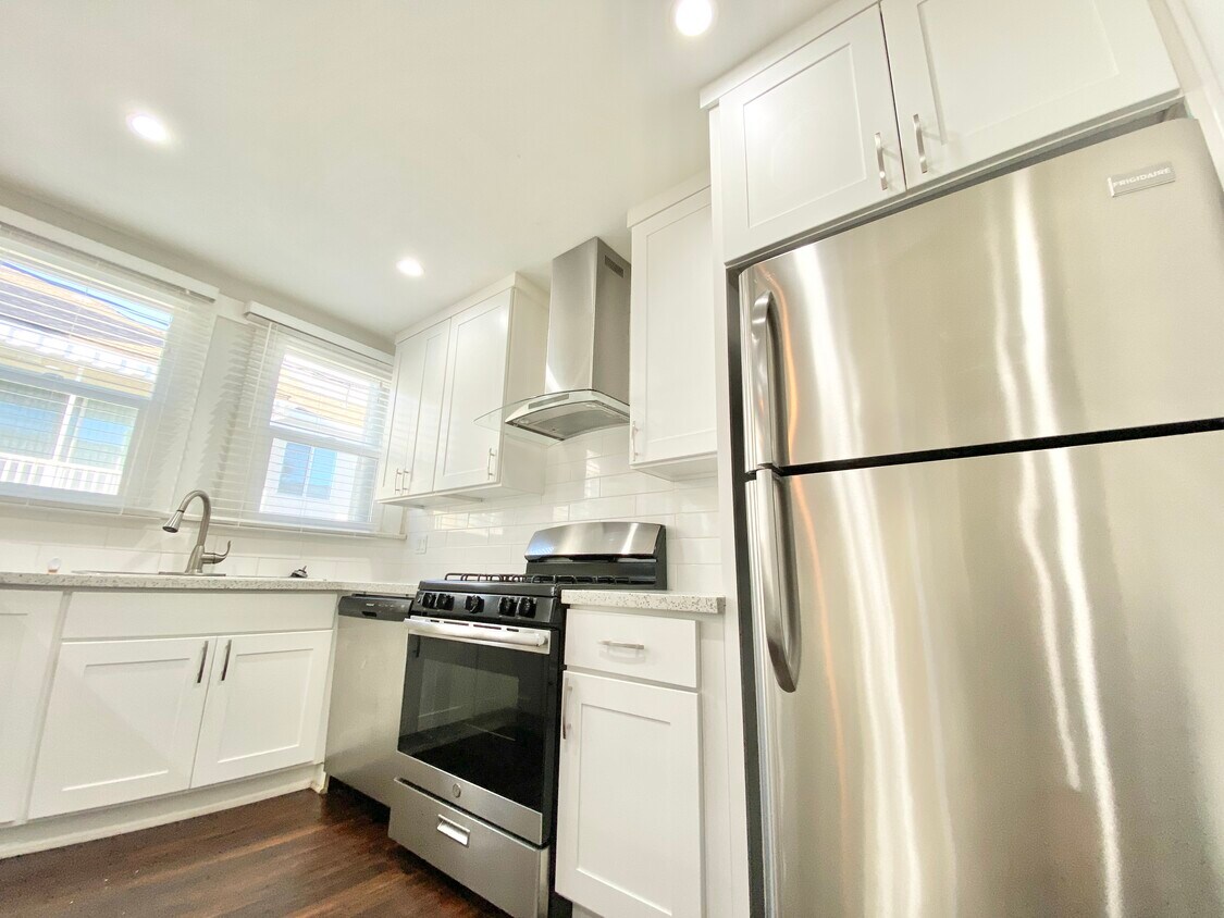 Foto principal - 1756 N La Brea Ave