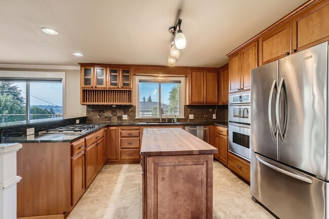 Foto del edificio - Lower Kennydale, Minutes from I-405, Micro...