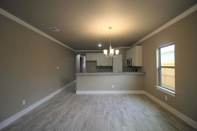 Foto del edificio - Located 1 Mile from IH 35/ No Carpet / Ton...