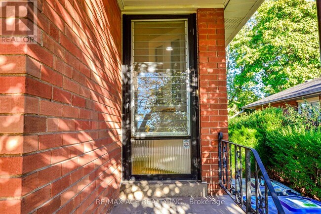 Building Photo - 42 Swanhurst Blvd