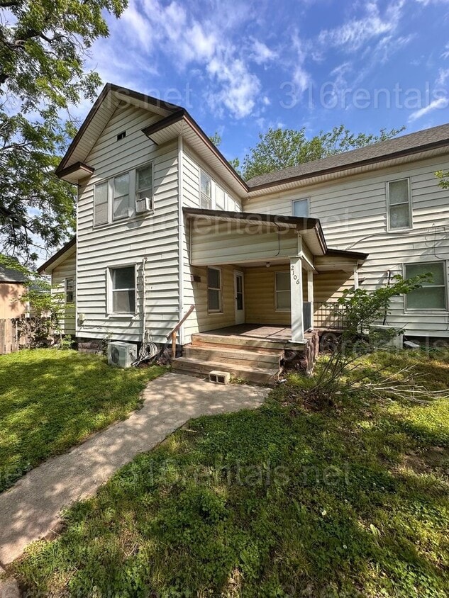 Primary Photo - $725 - 1 Bedroom / 2 Bathroom - 2 story Ap...