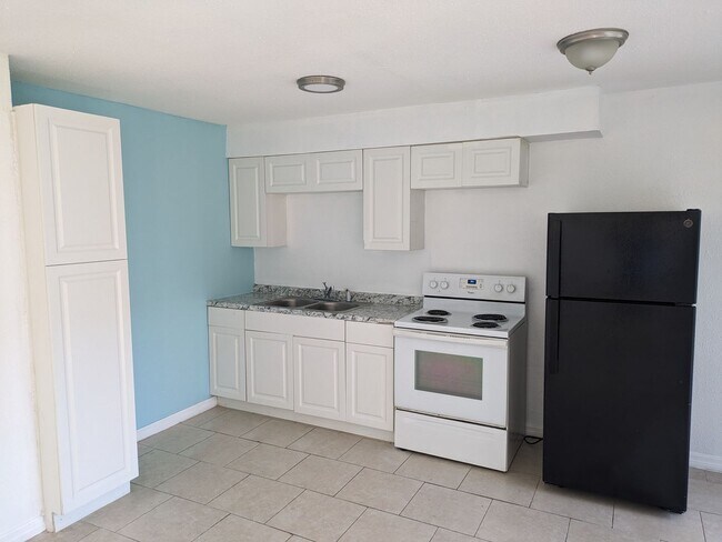 Foto del edificio - Great 1st FL Starter Rental, with Water/Sewer