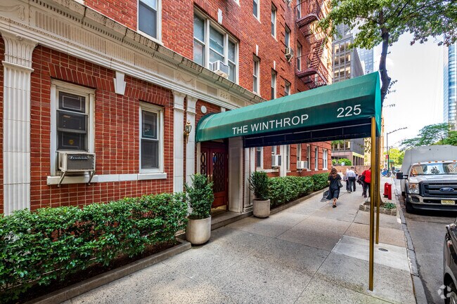 Entrada - 225 E 47th St