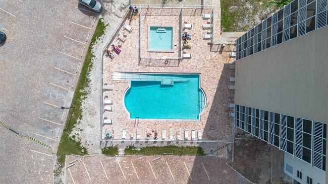 Foto del edificio - 5600 Bonita Beach Rd SW