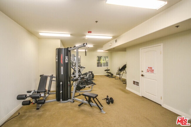 Building Photo - 962 S Gramercy Dr