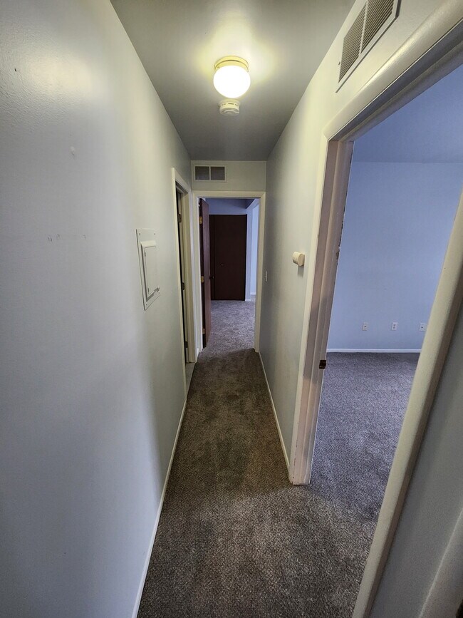 Building Photo - 1472 W Chateau Vert